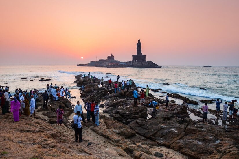 tourists-looking-sunrise-kanyakumari-india_78361-13407